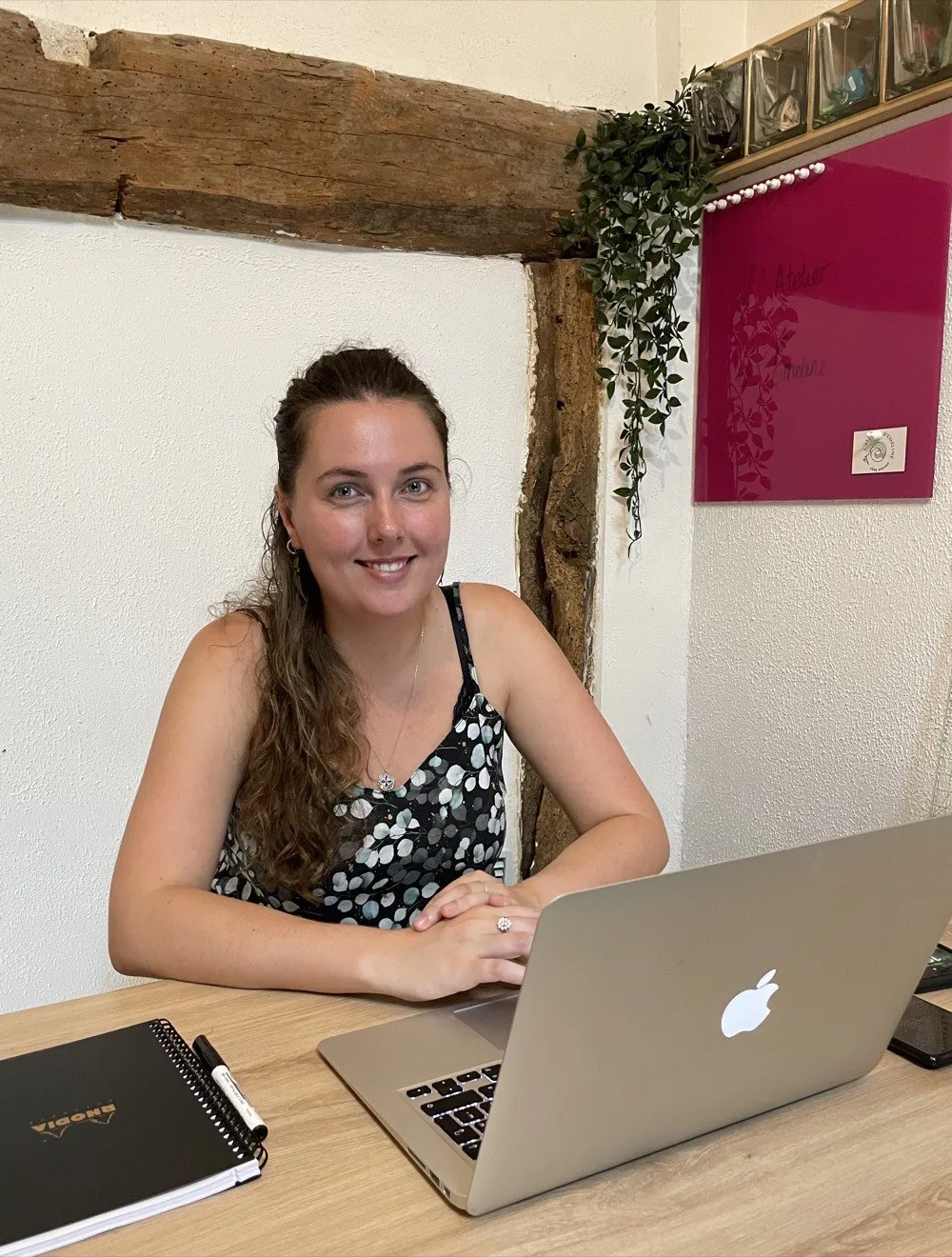 Emeline, créatrice de L'Atelier d'Emeline, dans son atelier à Salles